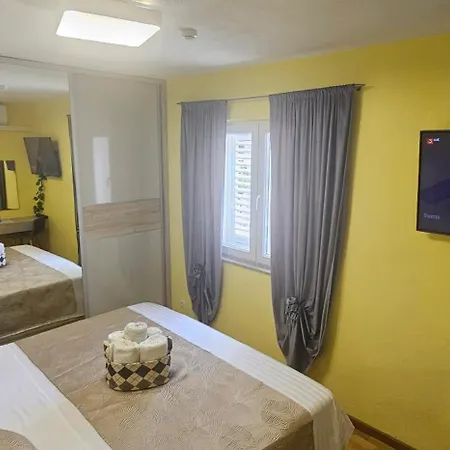 Luxury Malea With Jacuzzi And Sauna, By The Sea Apartman *