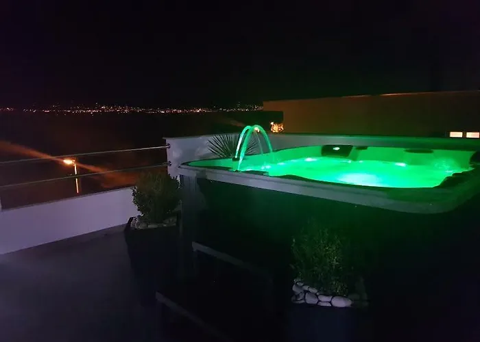 Apartamento Luxury Malea With Jacuzzi And Sauna, By The Sea Trogir