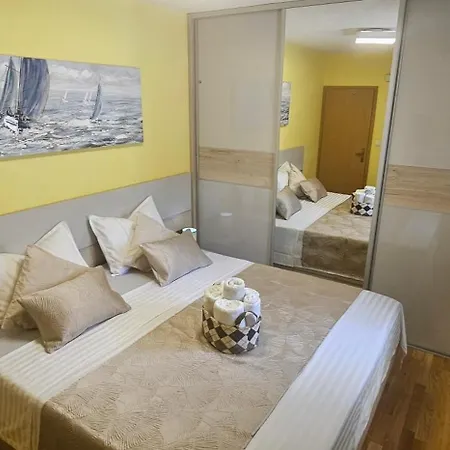 Luxury Malea With Jacuzzi And Sauna, By The Sea Apartment Trogir