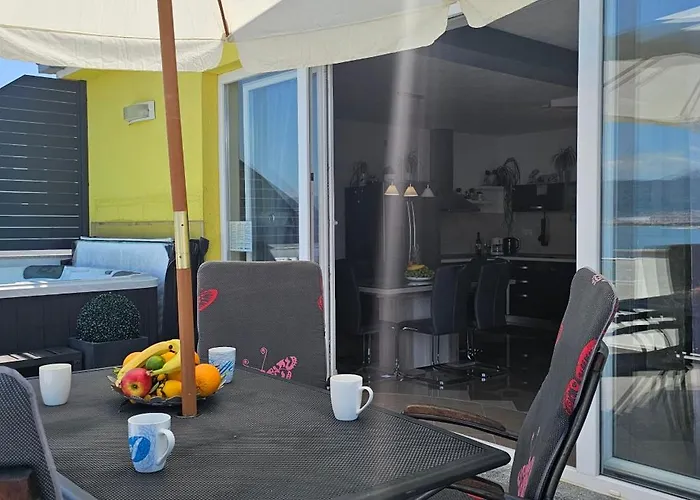 Luxury Malea With Jacuzzi And Sauna, By The Sea Apartmán *